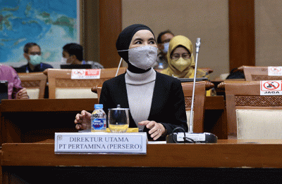 Direktur Utama Pertamina Nicke Widyawati mengikuti rapat dengar pendapat dengan Komisi VII DPR di Kompleks Parlemen, Senayan, Jakarta, Selasa (29/3/2022).