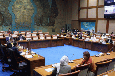 Direktur Utama Pertamina Nicke Widyawati mengikuti rapat dengar pendapat dengan Komisi VII DPR di Kompleks Parlemen, Senayan, Jakarta, Selasa (29/3/2022).