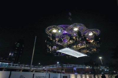 Pengunjung menyantap hidangan di Lounge In The Sky, Jakarta, Selasa (29/3/2022).