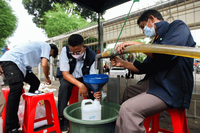 Sejumlah warga mengantre untuk membeli minyak goreng curah murah di Pasar Induk Cipinang, Jakarta Timur, Rabu (30/3/2022).