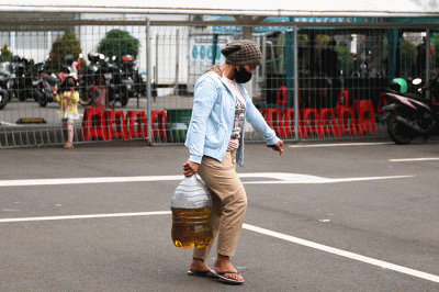 Sejumlah warga mengantre untuk membeli minyak goreng curah murah di Pasar Induk Cipinang, Jakarta Timur, Rabu (30/3/2022).