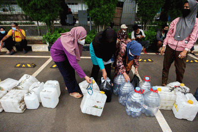 Sejumlah warga mengantre untuk membeli minyak goreng curah murah di Pasar Induk Cipinang, Jakarta Timur, Rabu (30/3/2022).
