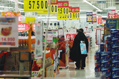 Warga saat membeli kebutuhan di supermaket, Kawasan Jakarta Selatan, Selasa, (29/3/2022).