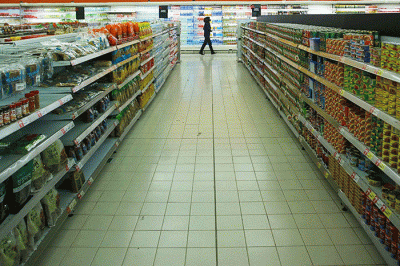 Warga saat membeli kebutuhan di supermaket, Kawasan Jakarta Selatan, Selasa, (29/3/2022).