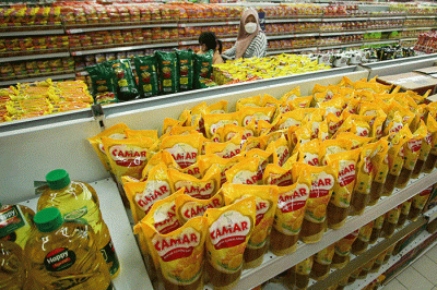 Warga saat membeli kebutuhan di supermaket, Kawasan Jakarta Selatan, Selasa, (29/3/2022).