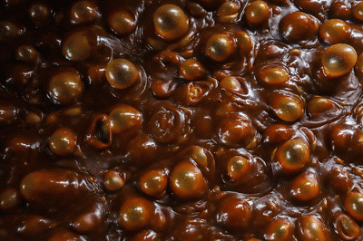 Pekerja mengaduk dodol dalam kuali di rumah produksi Dodol Betawi Sari Rasa Ibu Yuyun, Jakarta Selatan, Rabu (30/3/2022).
