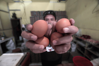 Penjual telur melayani pembeli di Pasar Kecapi, Kota Bekasi, Jawa Barat, Rabu (30/2/2022).