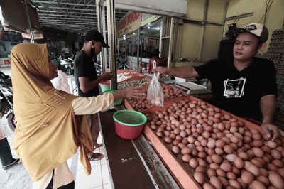 Penjual telur melayani pembeli di Pasar Kecapi, Kota Bekasi, Jawa Barat, Rabu (30/2/2022).