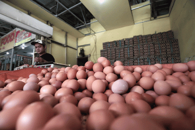 Penjual telur melayani pembeli di Pasar Kecapi, Kota Bekasi, Jawa Barat, Rabu (30/2/2022).