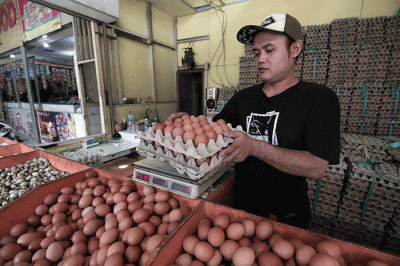 Penjual telur melayani pembeli di Pasar Kecapi, Kota Bekasi, Jawa Barat, Rabu (30/2/2022).