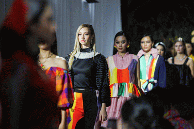 Sejumlah model memperagakan busana koleksi busana 2Madison Avenue bertajuk i’ts time di Studio Intercontinental Pondok Indah, Jakarta, Selasa (29/3/2022).