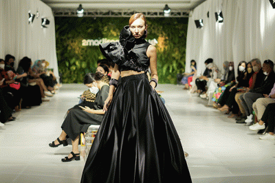 Sejumlah model memperagakan busana koleksi busana 2Madison Avenue bertajuk i’ts time di Studio Intercontinental Pondok Indah, Jakarta, Selasa (29/3/2022).