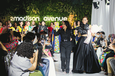 Sejumlah model memperagakan busana koleksi busana 2Madison Avenue bertajuk i’ts time di Studio Intercontinental Pondok Indah, Jakarta, Selasa (29/3/2022).