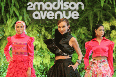 Sejumlah model memperagakan busana koleksi busana 2Madison Avenue bertajuk i’ts time di Studio Intercontinental Pondok Indah, Jakarta, Selasa (29/3/2022).