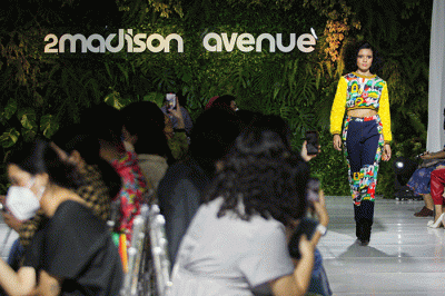Sejumlah model memperagakan busana koleksi busana 2Madison Avenue bertajuk i’ts time di Studio Intercontinental Pondok Indah, Jakarta, Selasa (29/3/2022).