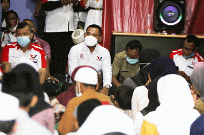 Ketua DPD Partai Perindo Jakarta Utara, Antonius Riyanto Saputro kedua (kiri) memberikan bantuan santunan kepada anak yatim.