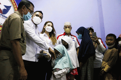 Ketua DPD Partai Perindo Jakarta Utara, Antonius Riyanto Saputro kedua (kiri) memberikan bantuan santunan kepada anak yatim.