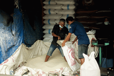Aktivitas pekerja di Pasar Induk Beras Cipinang, Jakarta Timur, Rabu (30/3/2022).
