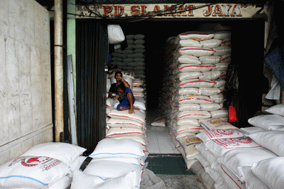 Aktivitas pekerja di Pasar Induk Beras Cipinang, Jakarta Timur, Rabu (30/3/2022).