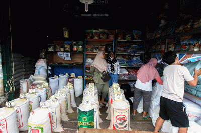 Aktivitas pekerja di Pasar Induk Beras Cipinang, Jakarta Timur, Rabu (30/3/2022).