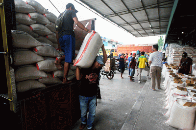 Aktivitas pekerja di Pasar Induk Beras Cipinang, Jakarta Timur, Rabu (30/3/2022).