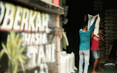 Aktivitas pekerja di Pasar Induk Beras Cipinang, Jakarta Timur, Rabu (30/3/2022).