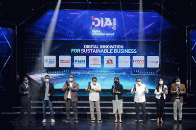 Direktur Teknologi Informasi & Operasi, Tonny Prasetyo saat menerima penghargaan Digital Innovation Award (DIA) 2022.
