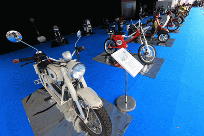 Pengunjung melihat mobil yang dipamerkan pada IIMS Hybrid 2022 di JIExpo Kemayoran, Jakarta Pusat, Kamis (31/3/2022).