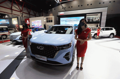 Pengunjung melihat mobil yang dipamerkan pada IIMS Hybrid 2022 di JIExpo Kemayoran, Jakarta Pusat, Kamis (31/3/2022).