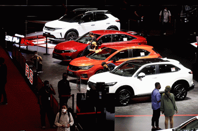Pengunjung melihat mobil yang dipamerkan pada IIMS Hybrid 2022 di JIExpo Kemayoran, Jakarta Pusat, Kamis (31/3/2022).