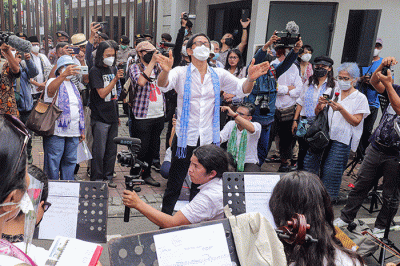 Komposer Addie MS menjadi konduktor orkestra saat menggelar seruan aksi damai di Depan Kedutaan Besar Rusia di Kuningan, Jakarta Selatan, Rabu (30/2/2022).