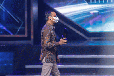 Kepala Bidang IKP DISKOMINFO PAMEKASAN Arif Rachman Syah, S.STP, M.Si saat menerima penghargaan Digital Innovastion Award (DIA) 2022.