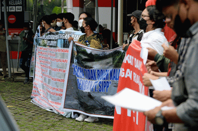 Aliansi Mahasiswa Masyarakat Peduli Lingkungan Riau (AMMPLR) menggelar aksi demonstrasi di depan Gedung Merah Putih KPK, Jakarta, Rabu (30/3/2022).