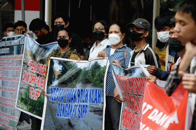 Aliansi Mahasiswa Masyarakat Peduli Lingkungan Riau (AMMPLR) menggelar aksi demonstrasi di depan Gedung Merah Putih KPK, Jakarta, Rabu (30/3/2022).