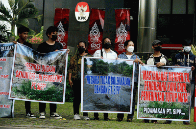 Aliansi Mahasiswa Masyarakat Peduli Lingkungan Riau (AMMPLR) menggelar aksi demonstrasi di depan Gedung Merah Putih KPK, Jakarta, Rabu (30/3/2022).