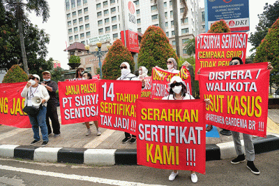Puluhan penghuni apartemen Gardenia Boulevard menggelar aksi unjuk rasa di Kantor Wali Kota Jakarta Selatan, Jakarta, Rabu (30/3/2022).