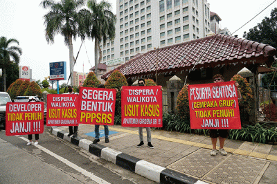 Puluhan penghuni apartemen Gardenia Boulevard menggelar aksi unjuk rasa di Kantor Wali Kota Jakarta Selatan, Jakarta, Rabu (30/3/2022).