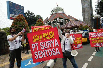 Puluhan penghuni apartemen Gardenia Boulevard menggelar aksi unjuk rasa di Kantor Wali Kota Jakarta Selatan, Jakarta, Rabu (30/3/2022).