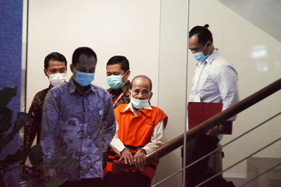 Mantan Gubernur Riau periode 2014-2019, Annas Maamun usai ditetapkan tersangka saat jumpa pers di Gedung Merah Putih KPK, Jakarta, Rabu (30/3/2022).