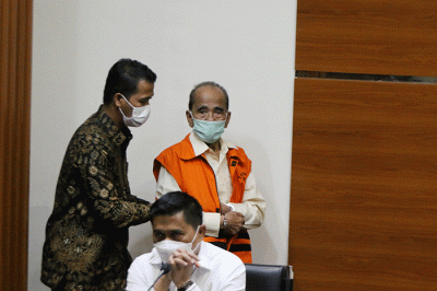 Mantan Gubernur Riau periode 2014-2019, Annas Maamun usai ditetapkan tersangka saat jumpa pers di Gedung Merah Putih KPK, Jakarta, Rabu (30/3/2022).