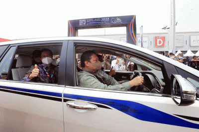 Menko Perekonomian Airlangga Hartarto menjajal Mobil Listrik Toyota Innova EV Concept Teranyar.