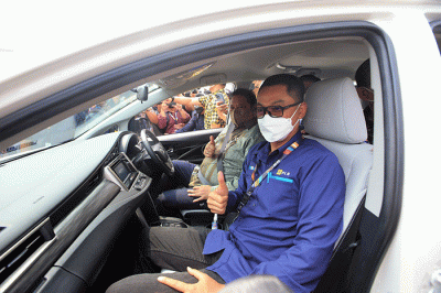 Menko Perekonomian Airlangga Hartarto menjajal Mobil Listrik Toyota Innova EV Concept Teranyar.