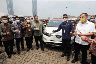 Menko Perekonomian Airlangga Hartarto menjajal Mobil Listrik Toyota Innova EV Concept Teranyar.