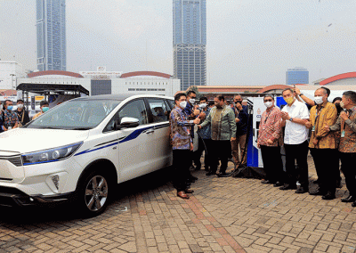 Menko Perekonomian Airlangga Hartarto menjajal Mobil Listrik Toyota Innova EV Concept Teranyar.