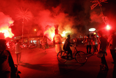 Sejumlah warga mengikuti pawai obor di Gandul, Depok, Jawa Barat, Rabu (30/3/2022).