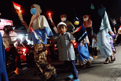 Sejumlah warga mengikuti pawai obor di Gandul, Depok, Jawa Barat, Rabu (30/3/2022).