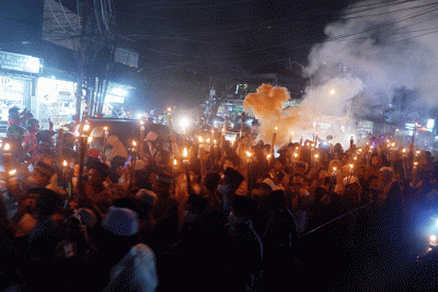 Sejumlah warga mengikuti pawai obor di Gandul, Depok, Jawa Barat, Rabu (30/3/2022).