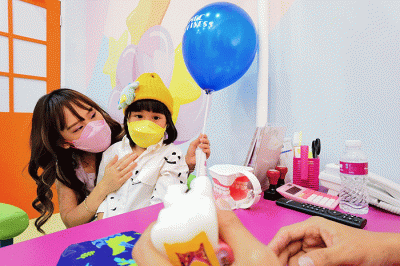 Anak-anak saat mengunjungi OMDC playground yang menyediakan fasilitas bermain dan kesehatan terlengkap untuk anak dalam satu atap.
