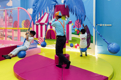 Anak-anak saat mengunjungi OMDC playground yang menyediakan fasilitas bermain dan kesehatan terlengkap untuk anak dalam satu atap.