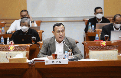Ketua KPK Firli Bahuri memberikan paparan saat rapat kerja dengan Komisi III DPR di Kompleks Parlemen, Senayan, Jakarta, Rabu (30/3/2022).